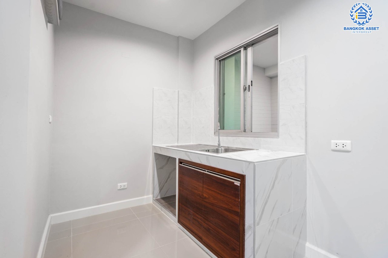 บ้านมือสองตกแต่งใหม่ แบรนด์หรู Sansiri โครงการ พลัสซิตี้พาร์ค งามวงศ์วาน25 ทาวน์โฮม 3 ชั้น ใจกลางเมือง เนื้อที่ 21.3 ตร.ว. ฟังก์ชันพร้อม 3 ห้องนอน 3 ห้องน้ำ จอดรถได้ 2 คัน บนทำเลศักยภาพ เข้า-ออกได้ 3 เส้นทาง ใกล้แหล่ง Community ชั้นนำ เดอะมอลล์งามวงศ์วาน ทางด่วน "งามวงศ์วาน" และรถไฟฟ้า "สถานีศูนย์ราชการนนทบุรี"